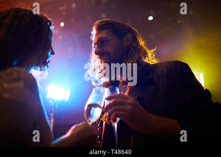 Hipster ragazzo a parlare alla bella signora in discoteca Foto Stock
