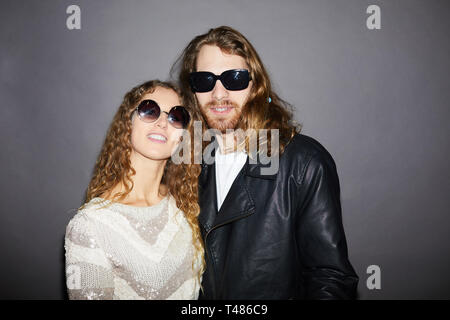 Fresco di moda giovane in occhiali da sole Foto Stock