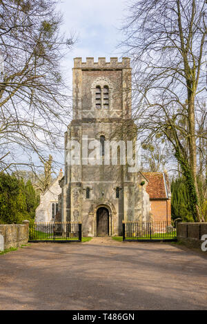 La facciata anteriore di Sant'Andrea Apostolo chiesa in Hurstbourne Priors vicino Whitchurch, Hampshire, Inghilterra, Regno Unito Foto Stock