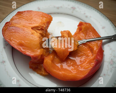 Un persimmon Hachiya estremamente maturo Foto Stock