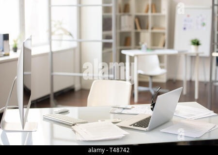 Ufficio bianco interno con scrivania, computer, sedia e tappeto di pattern  Foto stock - Alamy