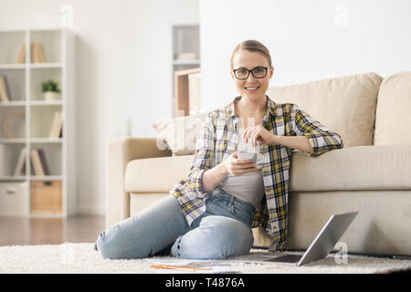 Giovane donna a pensare a idee di avvio Foto Stock