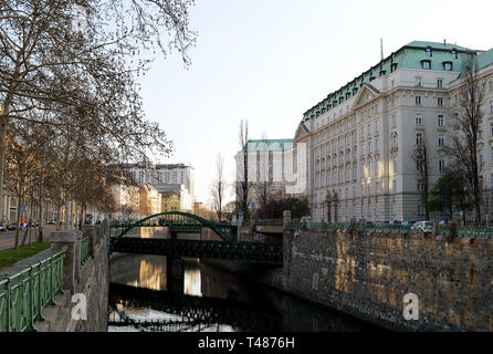 Governo austriaco di edifici sui Stubenring in Vienna accanto alla Winefluss Vienna (Fiume) attraversata dal Zollamtsbrucke. uno per il treno si fo Foto Stock