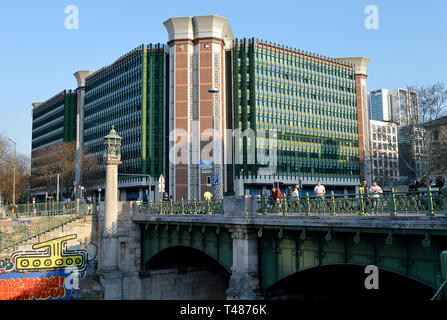 VIENNA, Austria - 31 Marzo 2019: Il Radetzky ponte dove il Wienfluss (Vienna Rive)r si unisce al Donaukanal (Danubio) costruito nel 1900 con l'edificio