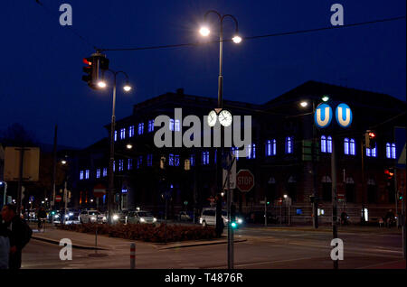 VIENNA, Austria - 31 Marzo 2019: il codice MAK Museum fur angewandte Kunst, il Museo Austriaco per le Arti applicate è illuminato dall'interno dopo il tramonto Foto Stock