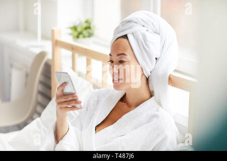 Donna asiatica indossare accappatoio Foto Stock