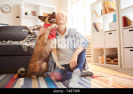 Donna con il cane pastore Foto Stock