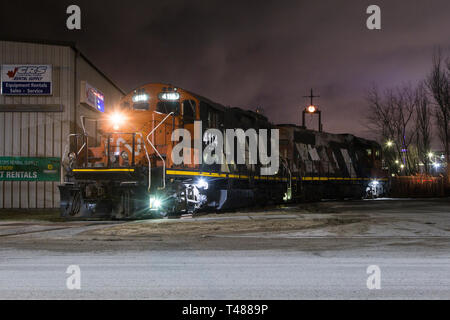 Il Canadian National treno merci ferroviario locomotiva downtown portland competente Toronto Ontario city lakeshore waterfront industriale ambiente urbano Foto Stock