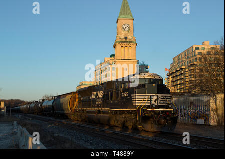 American canadian norfolk southern toronto city freight oil chemical treno summerhill lcbo clocktower locomotore ferroviario all'aperto cielo chiaro Foto Stock