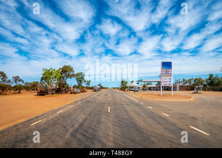 Stazione di benzina in Australian Outback dessert lungo infinite strada diritta Foto Stock