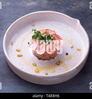 Kibbeh nayyeh o arabian tartare di manzo con rafano e erbe aromatiche. Foto Stock