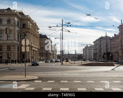 Vienna, Austria, 23 febbraio 2019. Ampi viali attraversando sull'anello in condizioni di luce solare intensa Foto Stock