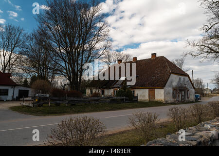 LIEPUPE, Lettonia - 13 Aprile 2019: vecchia casa medioevale Jasmini in bella e soleggiata primavera meteo con cielo blu e nuvole Foto Stock