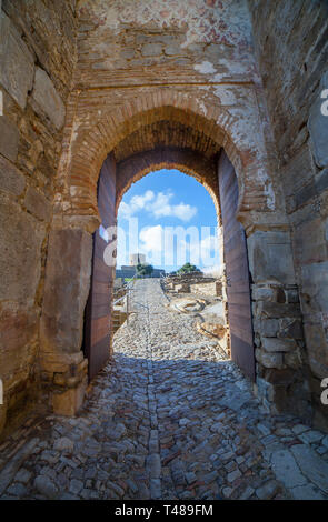 Castello di Jimena de la Frontera, Cadice, Spagna. Arco del Reloj e Alcazar cristiana nella parte inferiore Foto Stock