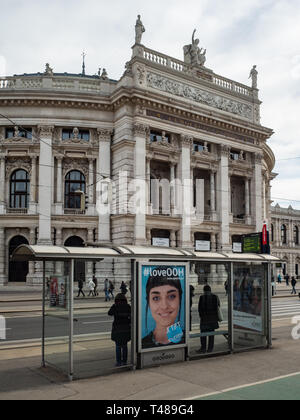 Vienna, Austria, 23 febbraio 2019. Fermata bus di fronte all'imponente facciata del Burgtheater Foto Stock