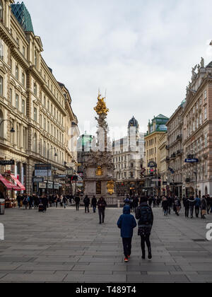 Vienna, Austria, 23 febbraio 2019. La via principale dello shopping a Vienna con il monumento di peste Foto Stock