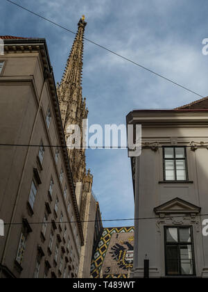 Vienna, Austria, 23 febbraio 2019. Steeple di Stephansdom dietro case plurifamiliari Foto Stock