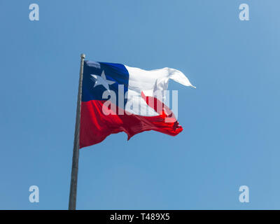 Bandiera del Cile sviluppare contro un cielo blu chiaro. Simbolo patriottico del Cile, America del Sud. Foto Stock