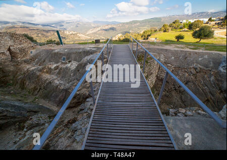 Castello di Jimena de la Frontera, Cadice, Spagna. Christian Alcazar moat passerella Foto Stock