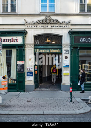 Vienna, Austria, 23 febbraio 2019. " Volontari di passaggio" attraverso un appartamento edificio con negozi in un seminterrato Foto Stock