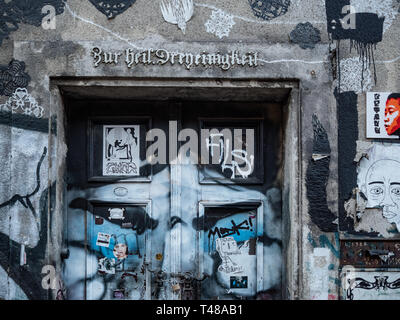 Vienna, Austria, 23 febbraio 2019. Antica iscrizione su una porta a Vienna spruzzato con graffitti Foto Stock