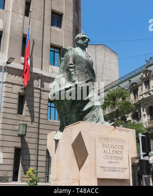 SANTIAGO DE Cile, Cile - 26 gennaio 2018 : Monumento a statista cileno e figura politica. Salvador Allende Gossens in Santiago de Chile. Egli d Foto Stock