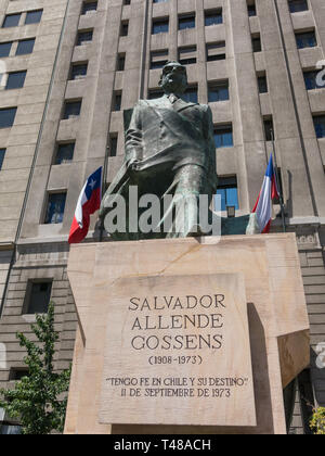 SANTIAGO DE Cile, Cile - 26 gennaio 2018 : Monumento a statista cileno e figura politica. Salvador Allende Gossens in Santiago de Chile. Egli d Foto Stock