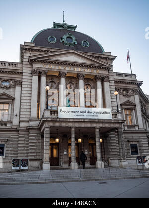 Vienna, Austria, 23 febbraio 2019. Imponente facciata del teatro di Volkstheater sull'anello Foto Stock