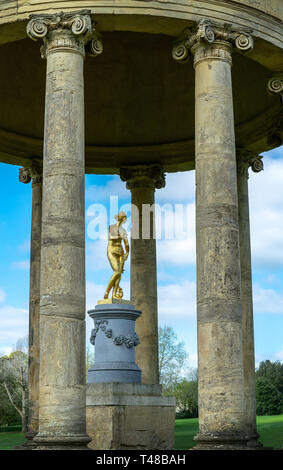 La Rotunda e statua in Stowe Gardens, Buckingham, Buckinghamshire, UK Foto Stock