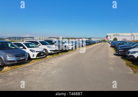 Kloten, Svizzera - 30 Settembre 2016: un parcheggio all'aeroporto di Zurigo. Aeroporto di Zurigo, conosciuto anche come aeroporto di Kloten, è il più grande aeroporto in Swi Foto Stock