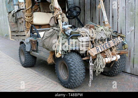 Esercito alleato jeep a un veicolo militare incontro. Questi sono stati la scelta del veicolo per ottenere su terreni accidentati Foto Stock