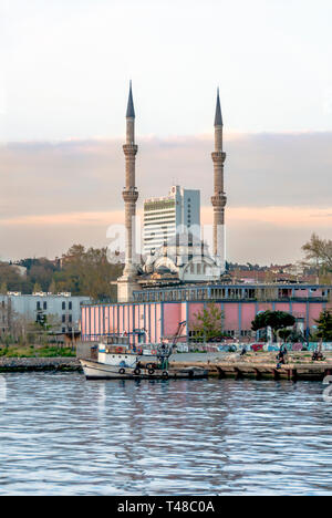 Istanbul, Turchia, 14 Aprile 2007: Moschea di Haydarpasa, Kadikoy Foto Stock