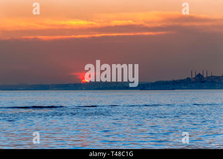 Istanbul, Turchia, 14 Aprile 2007: Tramonto a Kadikoy Foto Stock