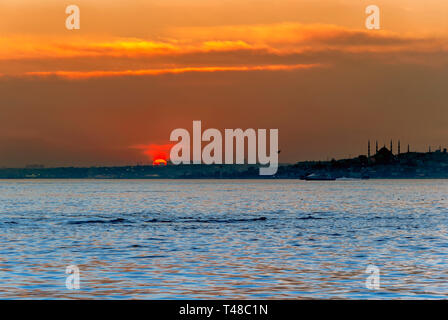 Istanbul, Turchia, 14 Aprile 2007: Tramonto a Kadikoy Foto Stock