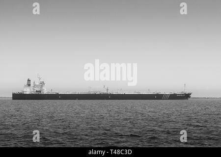 Foto in bianco e nero della superpetroliera, (Grezzo Petroliera), AQUAPUELCHE, ancorato nel porto di Long Beach, California, Stati Uniti d'America. Foto Stock