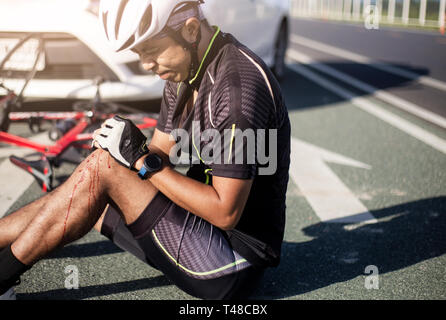 Asia ciclista feriti sulla street bike dopo incidente auto e moto. Foto Stock