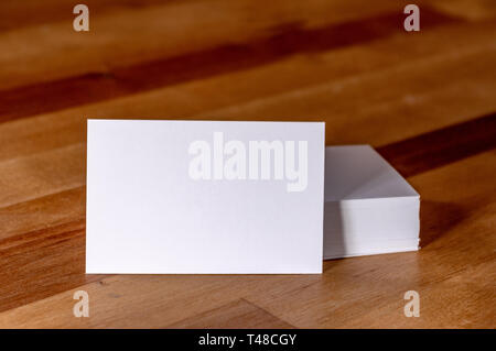Blank business cards su una superficie di legno Foto Stock