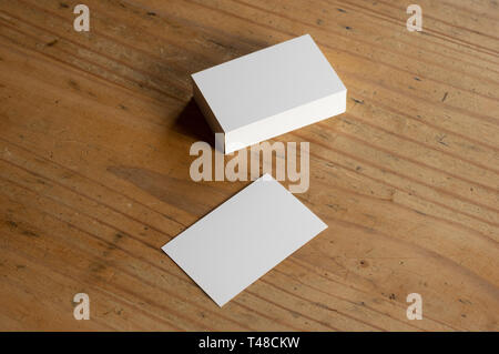 Blank business cards su una superficie di legno Foto Stock