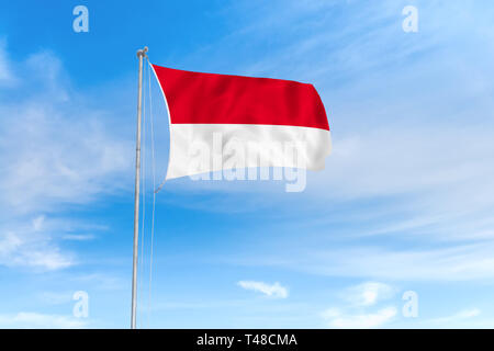 Indonesia bandiera al vento oltre il bel cielo blu sullo sfondo Foto Stock