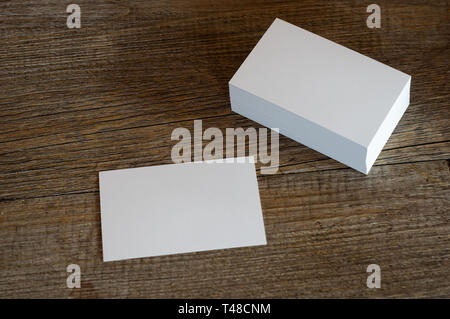 Blank business cards su una superficie di legno Foto Stock