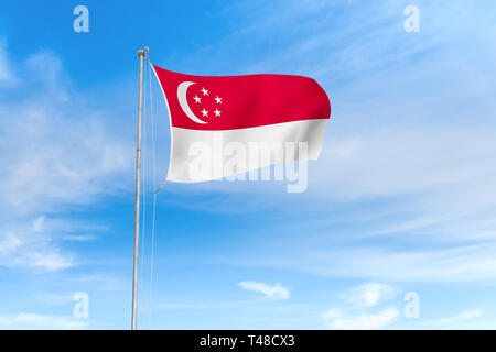 Bandiera di Singapore al vento oltre il bel cielo blu sullo sfondo Foto Stock
