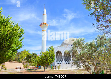 Bella moschea islamica in Dipkarpaz, Cipro del Nord circondata da un piccolo parco con alberi verdi. Foto Stock