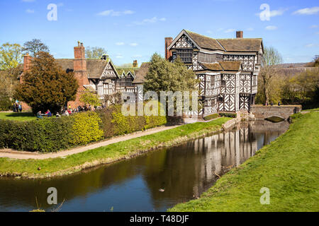 Little Moreton Hall, moated il bianco e nero graticcio Tudor manor house vicino a Congleton nel Cheshire, proprietà del National Trust Foto Stock