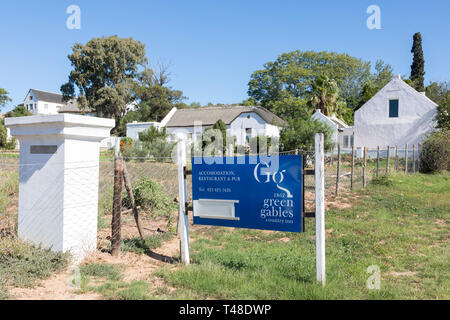 1862 Green Gables Country Inn firmare con la Manor House dietro nella città di McGregor, precedentemente noto come Lady grigio, Robertson Wine Valley, Western Cape, Sud Africa Foto Stock