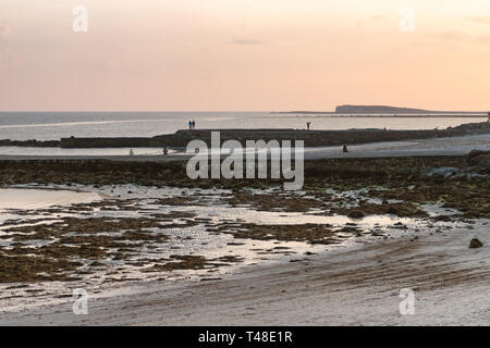Tramonto a Salthill spiaggia nella baia di Galway Salthill, Galway, Irlanda Foto Stock