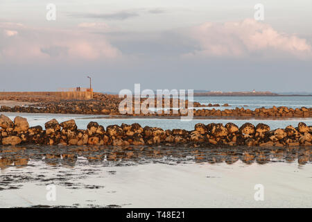 Tramonto a Salthill spiaggia nella baia di Galway Salthill, Galway, Irlanda Foto Stock