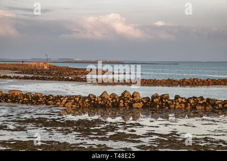 Tramonto a Salthill spiaggia nella baia di Galway Salthill, Galway, Irlanda Foto Stock