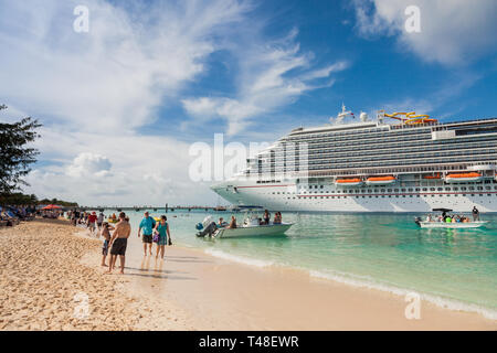 Grand Turk Turk isole dei Caraibi-31st Marzo 2014: La nave da crociera "Carnival Breeze' ancorato sulla spiaggia di Grand Turk. Il Carniv Angloamericano Foto Stock