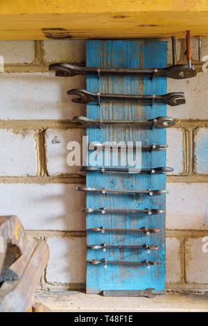 Gli strumenti a mano costruito nella creazione di strumenti sul tavolo di lavoro. Foto Stock