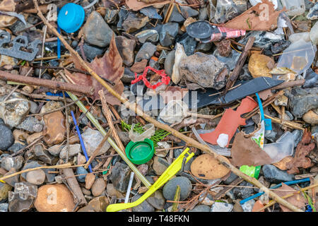 Inquinamento di plastica trovati sulla spiaggia. L'accumulo di oggetti in plastica nell'ambiente terrestre incide negativamente sulla fauna e l'uomo. Foto Stock